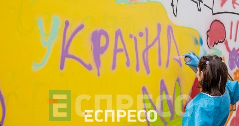 Діти-переселенці малюють графіті у Львові