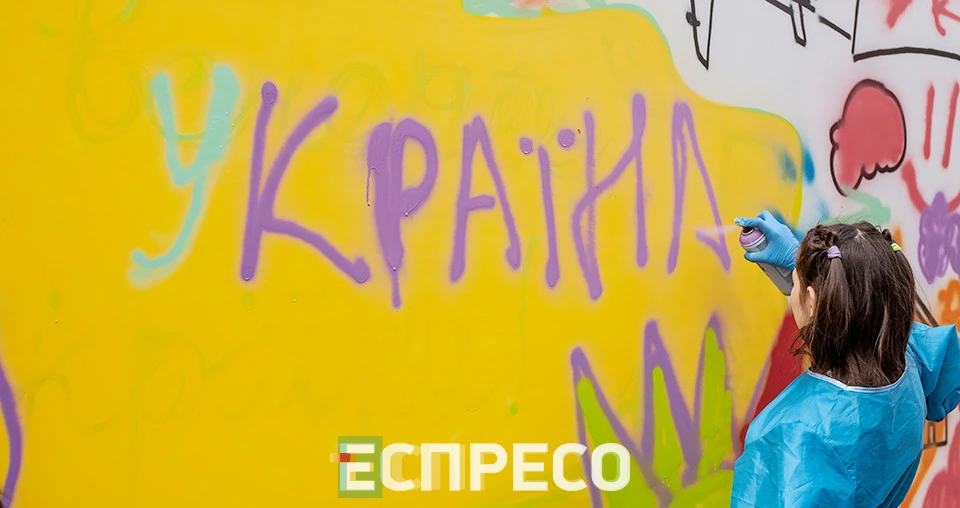 Діти-переселенці малюють графіті у Львові