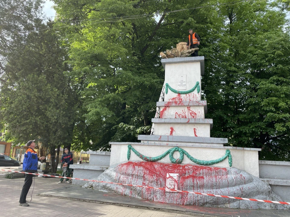 Демонтаж пам'ятників на Закарпатті