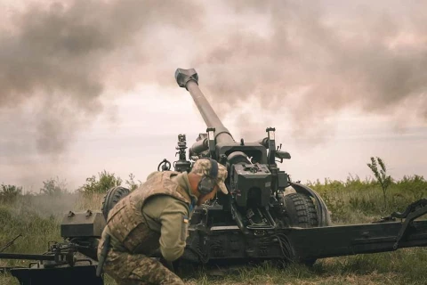 На фото украинский защитник и военное вооружение