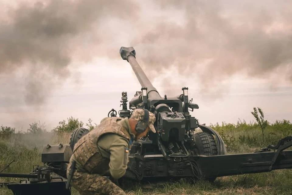 На фото украинский защитник и военное вооружение
