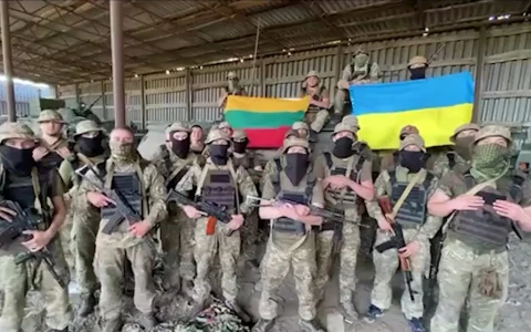 На фото українські захисники, які звернулись до литовців