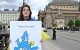 На фото учасниця акції у Празі