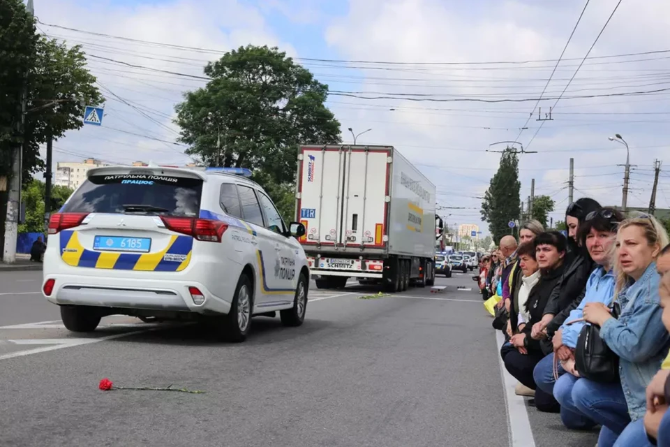 На фото вінничани, які зустрічають кортеж із загиблими