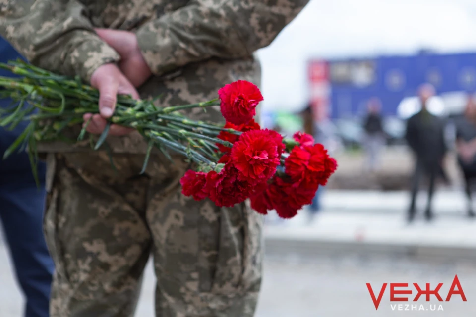 На фото вінничани, які зустрічають Героїв