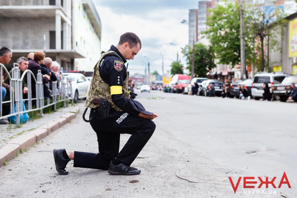 На фото вінничани, які зустрічають Героїв