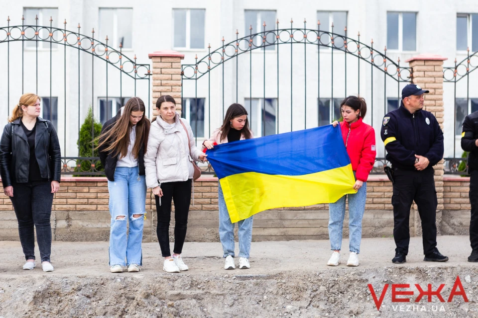 На фото вінничани, які зустрічають Героїв