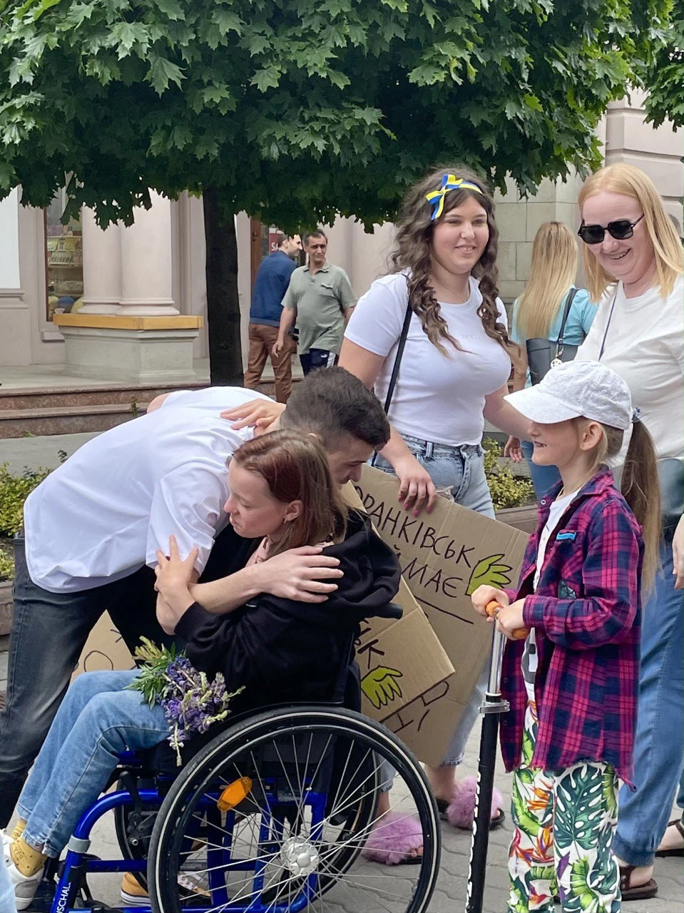 Франківськ обіймає
