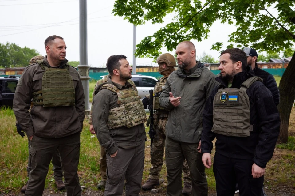 На фото Володимир Зеленський під час робочої наради у Харкові