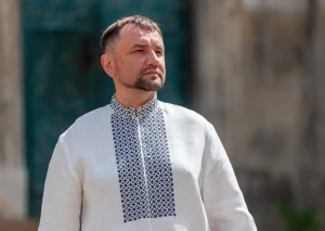 В'ятрович у вишитій сорочці Бандери