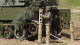 На фото военнослужащий и гаубица М109А3