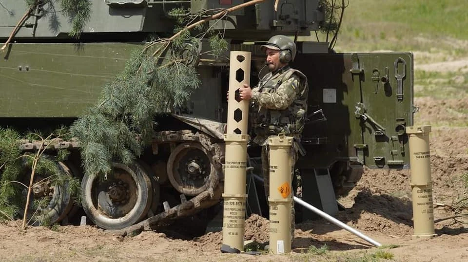 На фото військовослужбовець та гаубиця М109А3