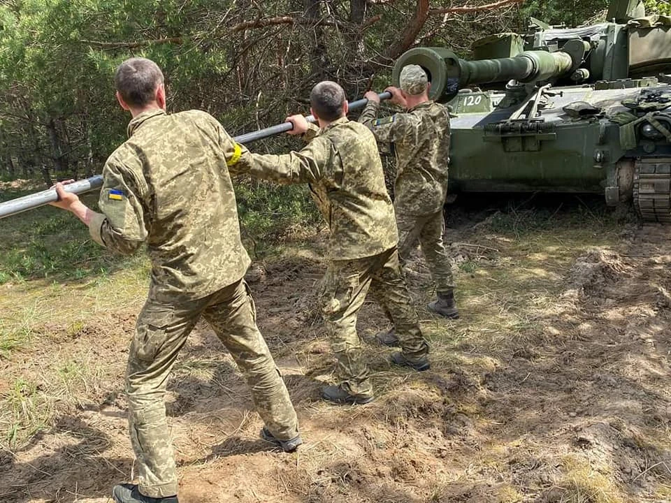 На фото захисники України та гаубиця М109А3