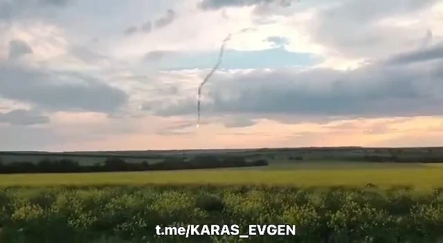 На фото зафиксировано падение российского самолета
