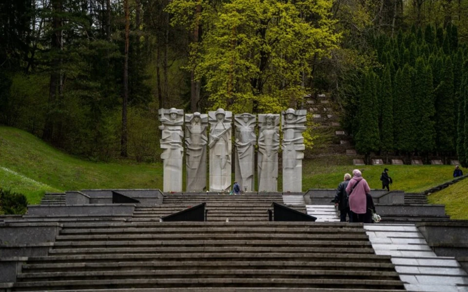 На фото меморіал у Вільнюсі