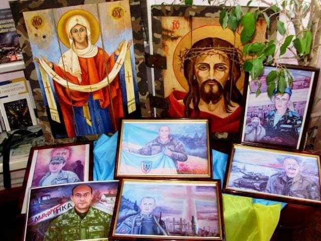 ікони на дошках з ящиків з-під боєприпасів
