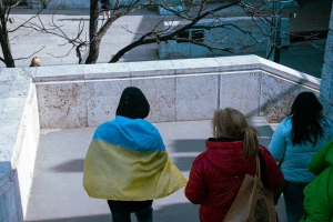 На фото біженці з України