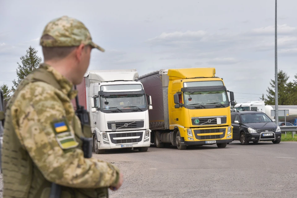 вантажівки