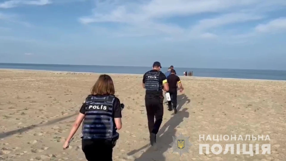 На фото сотрудники полиции