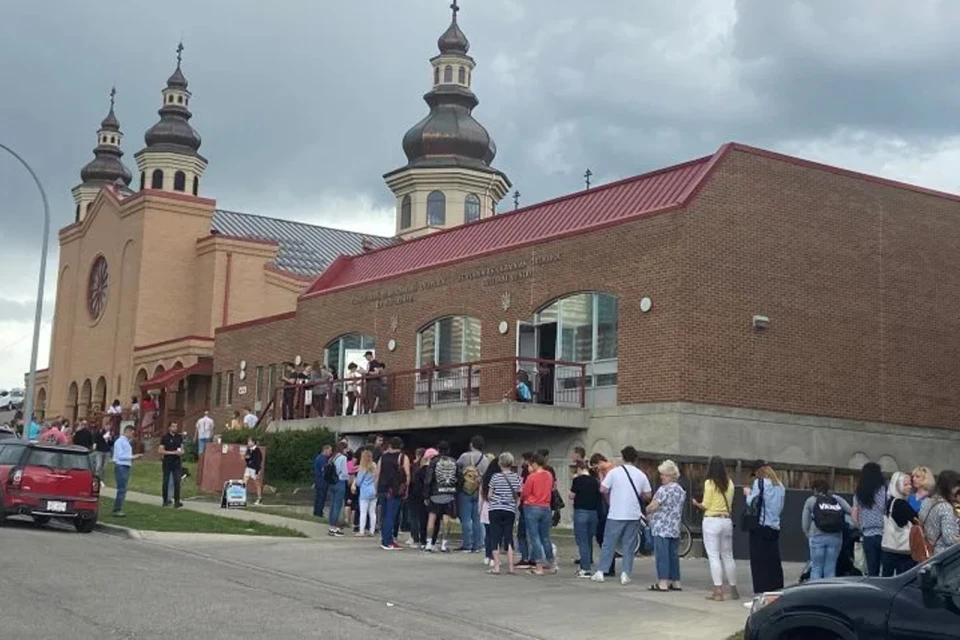 На фото очередь на ярмарку вакансий в Канаде