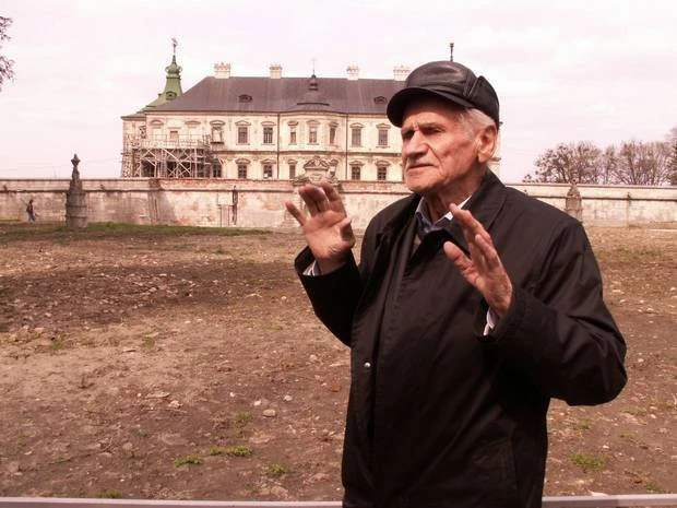 Борис Возницький на фоні врятованого ним Підгорецького замку