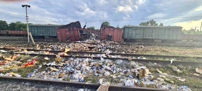 Розбомблений вагон з гумдопомогою