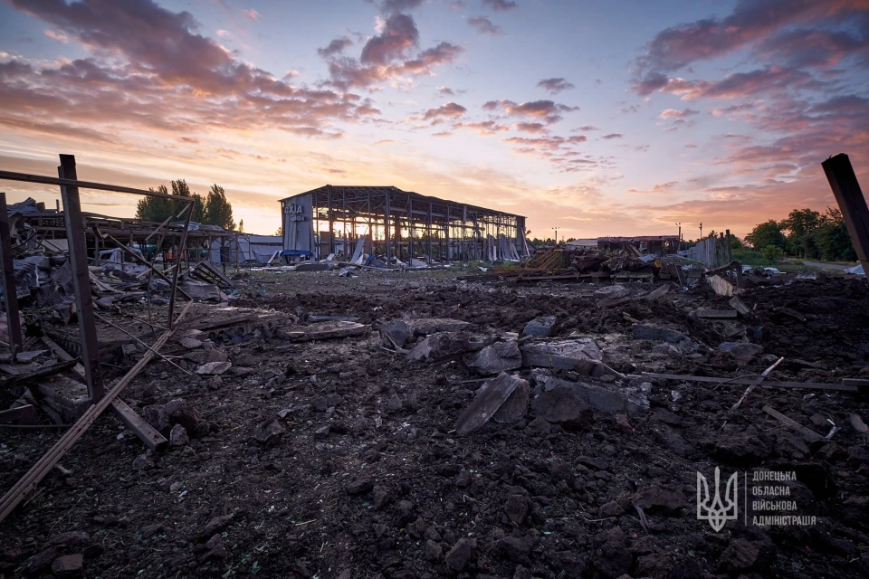 На фото последствия обстрела Донбасса