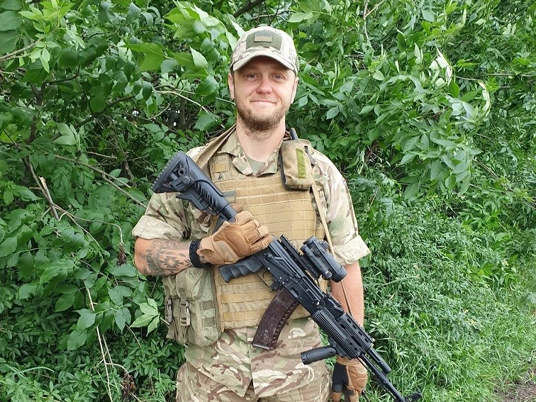 солдат Андрій захищає Україну у складі 128-ї окремої гірсько-штурмової бригади