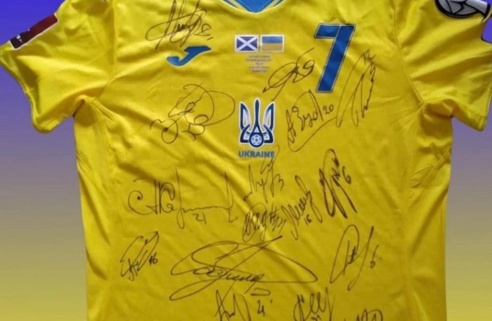 футболка збірної з підписами