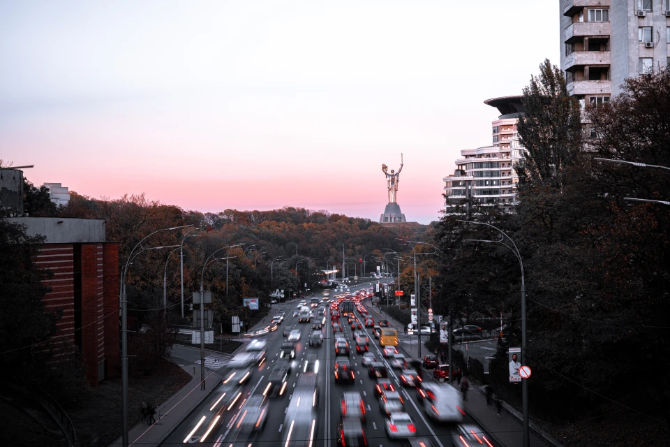 На фото дорожній трафік у Києві