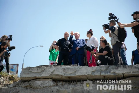 На фото Еймон Гілмор з поліцією та пресою