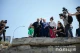 На фото Эймон Гилмор с полицией и прессой