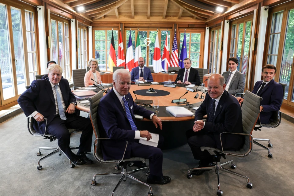 На фото лидеры стран G7