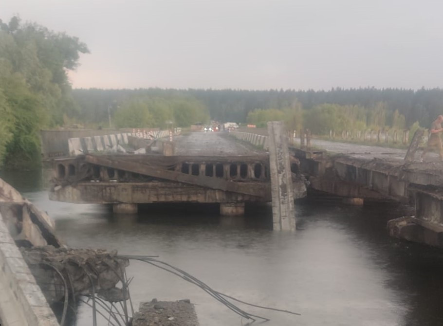 Під Києвом пошкоджений міст, рух неможливий