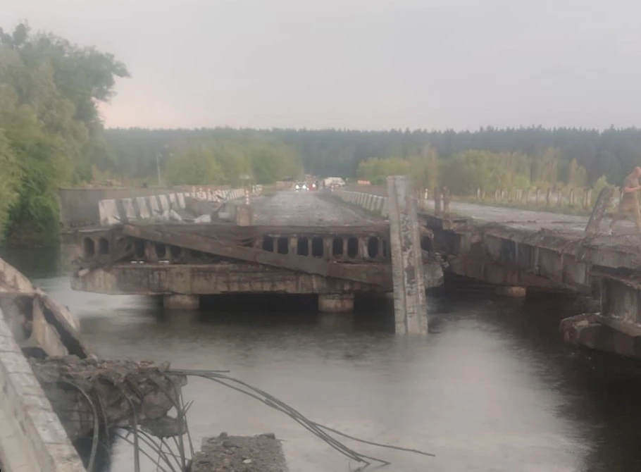 Під Києвом пошкоджений міст, рух неможливий