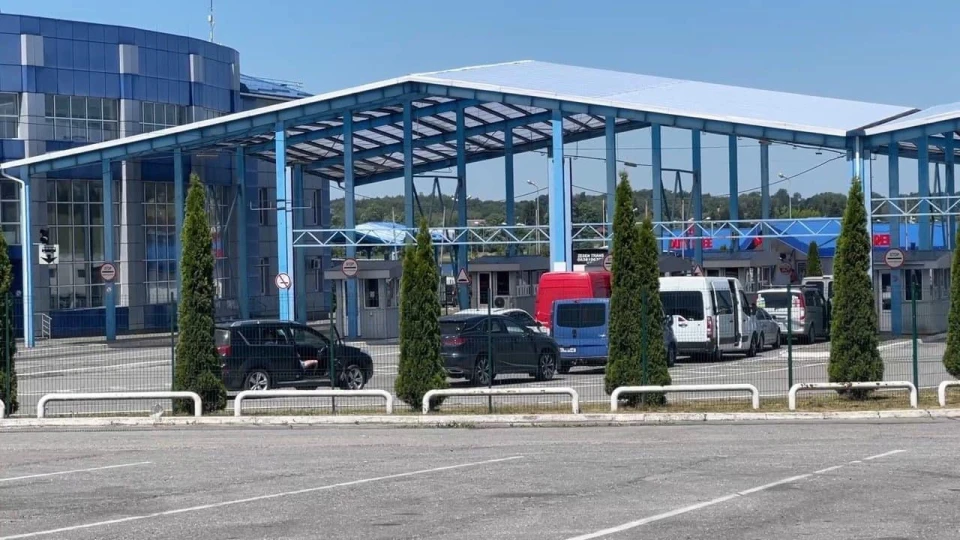 Легковики на перетині польсько-українського кордону