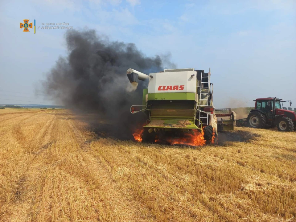 У Червоноградському районі згорів комбайн