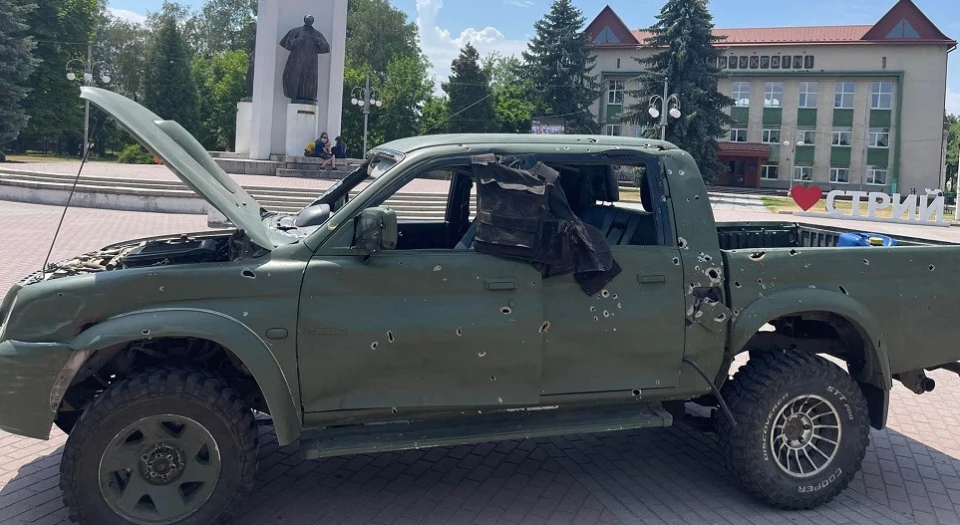 простріляний автомобіль з передової
