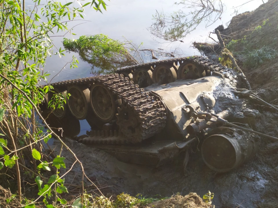 На Чернігівщині з річки витягли два російські танки з членами екіпажів