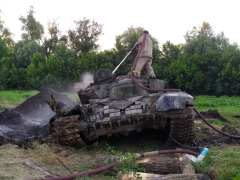 На Чернігівщині з річки витягли два російські танки з членами екіпажів