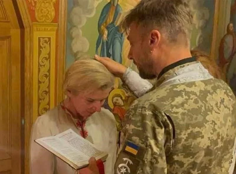 Звільнена з полону парамедикиня Тайра охрестилася в храмі ПЦУ