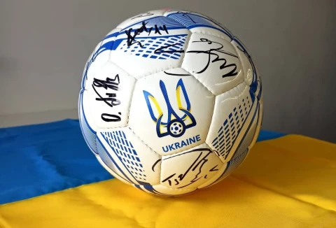 М’яч із автографами гравців збірної