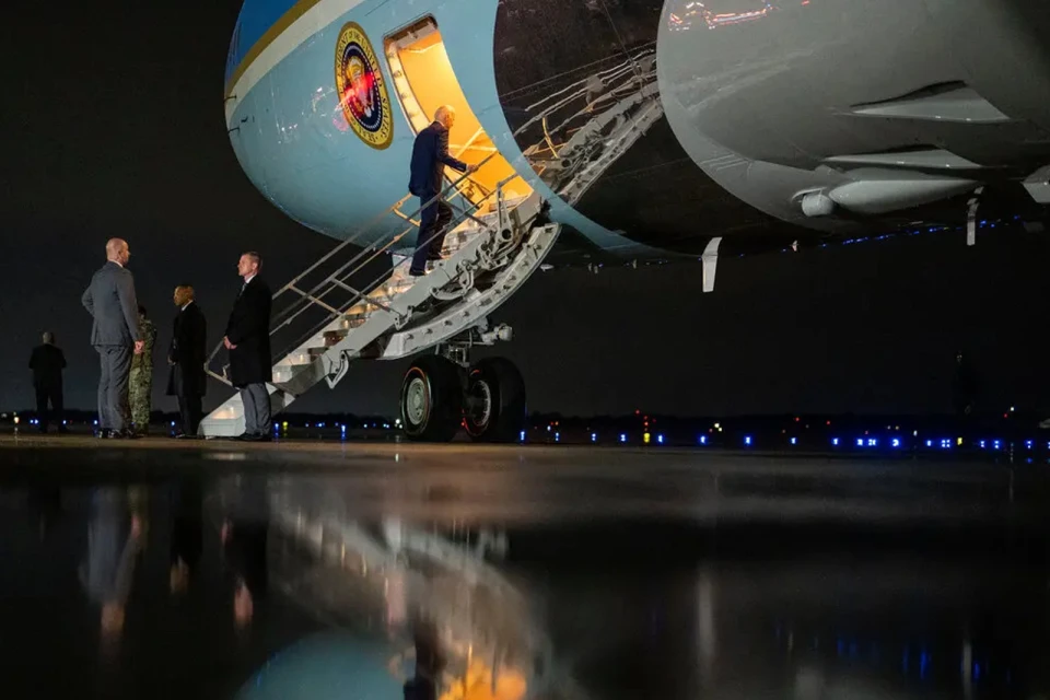 На фото Джо Байден сідає на літак