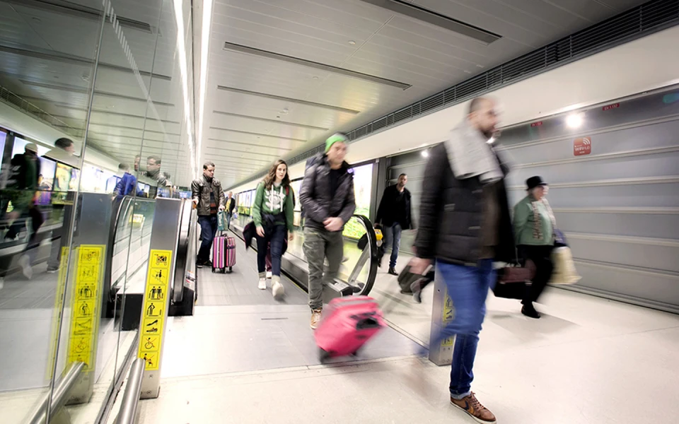 На фото люди, які прибули у аеропорт Дубліна