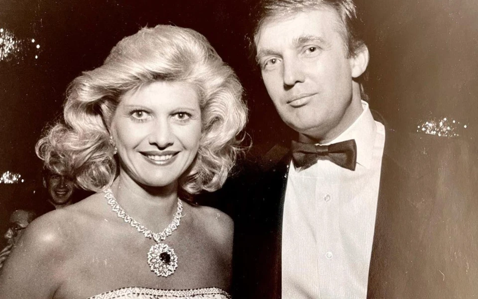 На фото Дональд та Івана Трамп