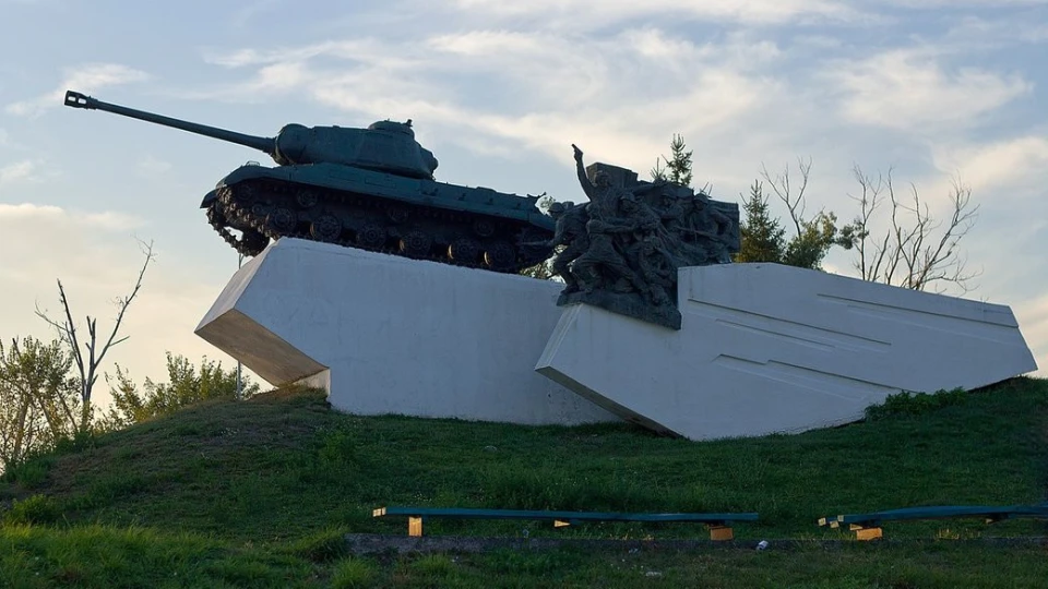 пам'ятник при в'їзді у місто