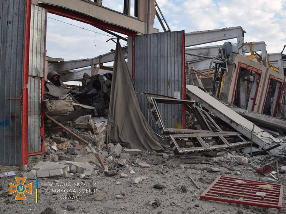 У Миколаєві внаслідок ракетного обстрілу окупантів горять два промислові підприємства