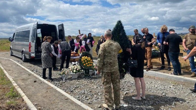 У Вінниці в останню путь провели загиблу внаслідок російського обстрілу чотирирічну Лізу