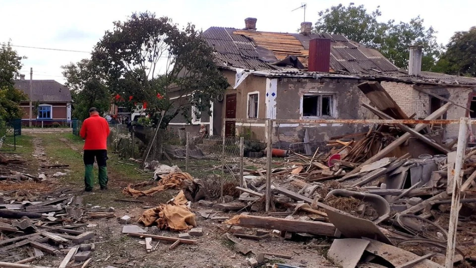 пошкоджені уламками ракети будинки на Волині