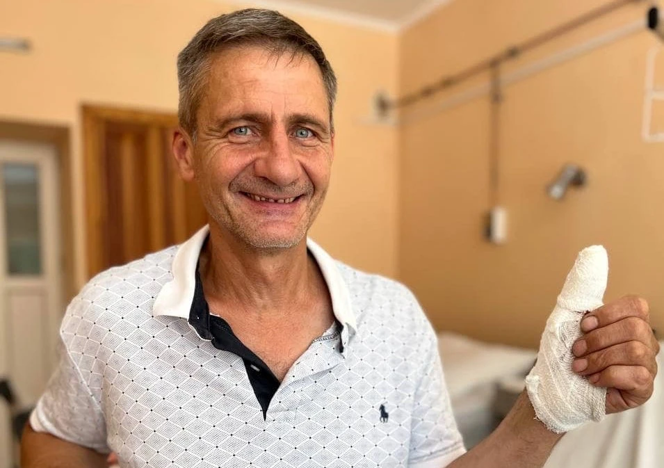 львівські хірурги врятували чоловіку відірваний великий палець